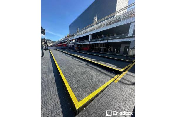 Piso Plástico Personalizado Criadeck Ultra Prepara Sapucaí para Carnaval 2024.